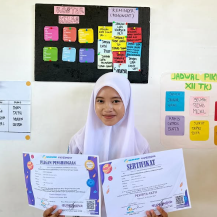 Sinta Saibania menerima sertifikat Olimpiade Sains Fisika